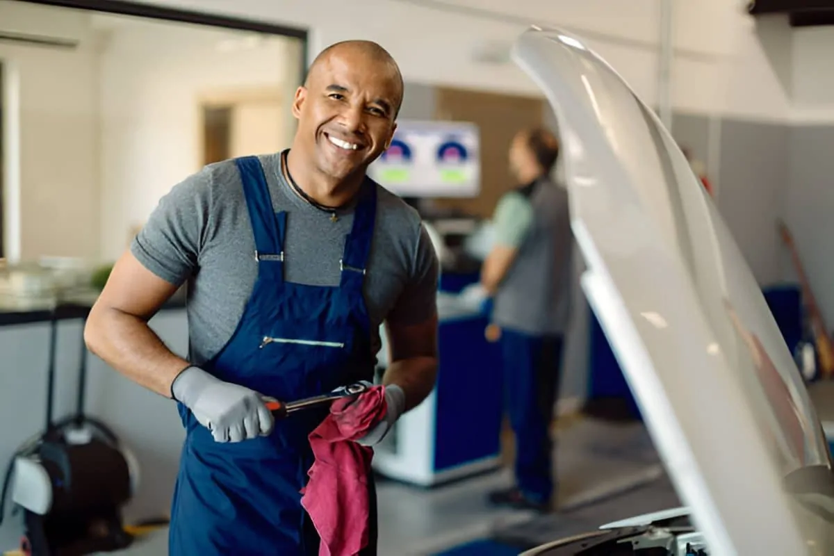 What is the Difference Between a Mechanic and an Auto Mechanic?